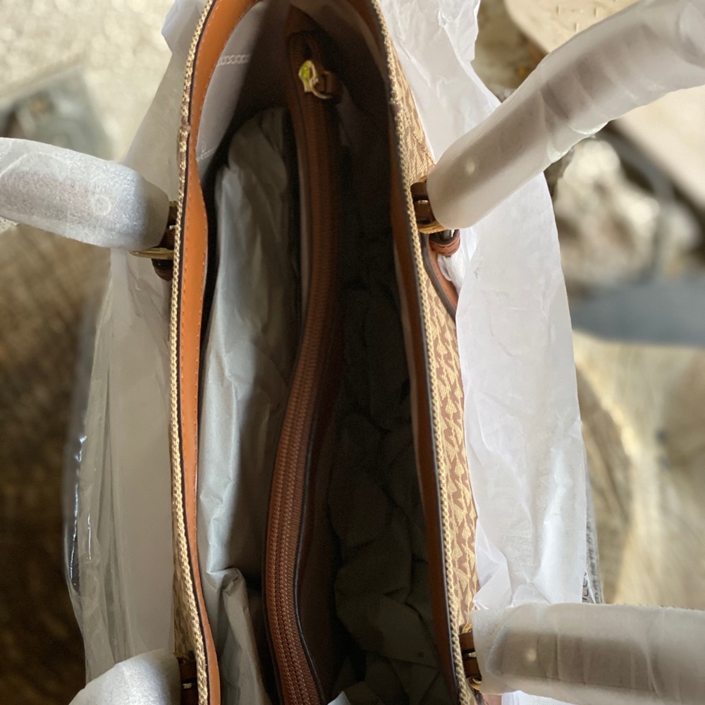 Micheal Micheal Kors Signature Tote - Picture 7 of 8
